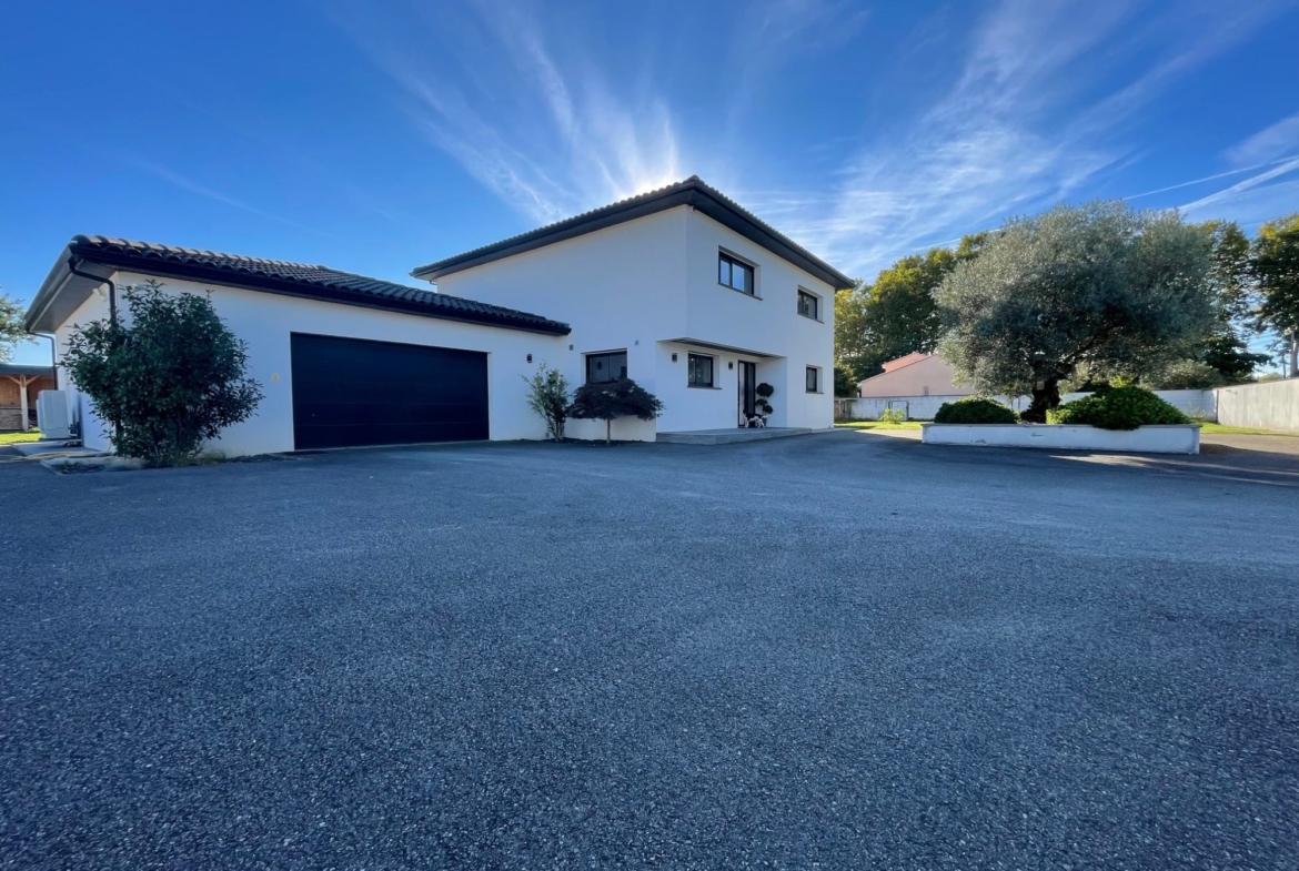 Villa contemporaine meublée d’exception avec piscine, grand garage