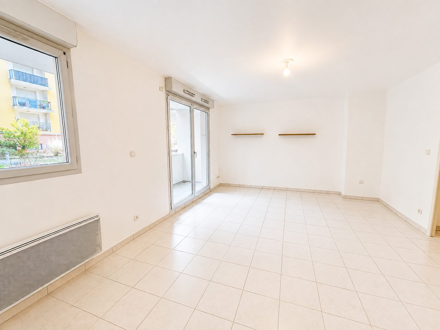 1787147878_va2541_6_original-552673 Coup de cœur ! T2 traversant avec terrasse et parking sécurisé